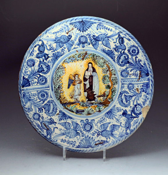 16th century Deruta  earthenware maiolica charger of the Annunciation, Italy